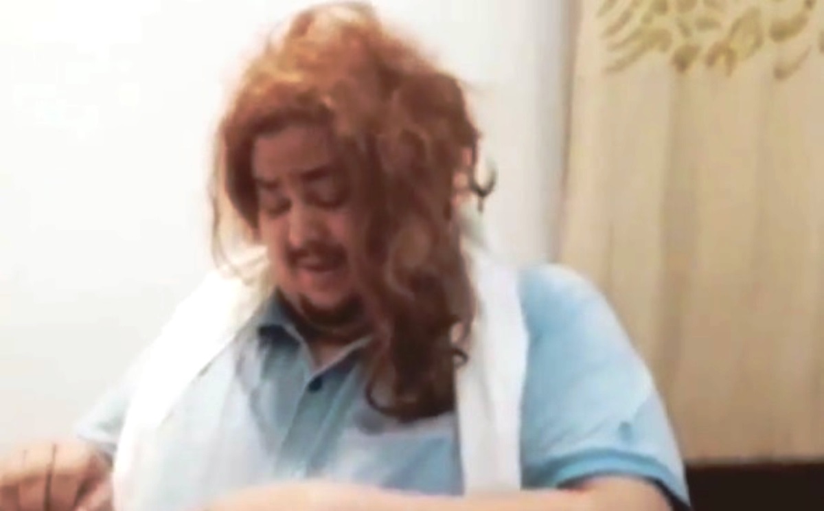 الشاب الذي قلدها