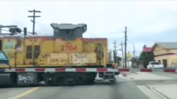 القطار متوقّف في شارع لوس انجلوس