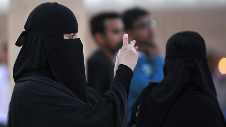 إمرأة سعودية تصور بهاتفها (AFP)