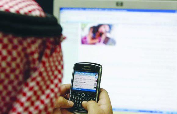 سعودي يجري محادثة (الرياض)