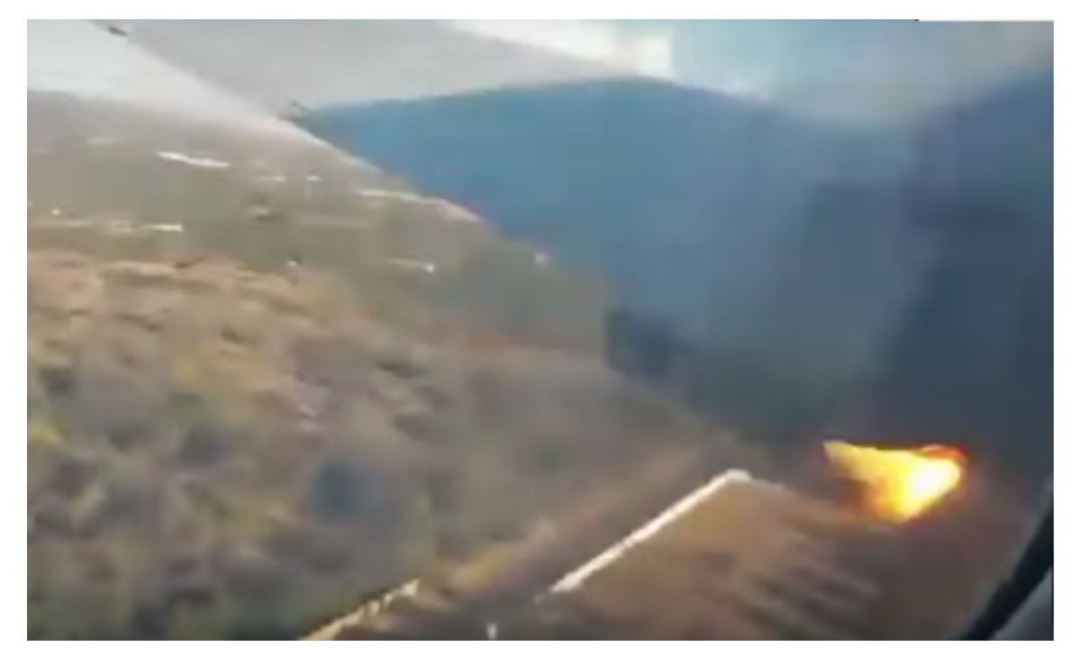 صورة الطائرة وهي تشتعل وتسقط