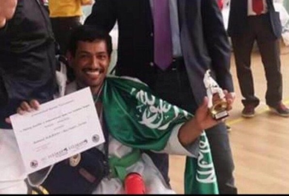 سعودي مصاب بالشلل بطل فرنسا في الكاراتيه
