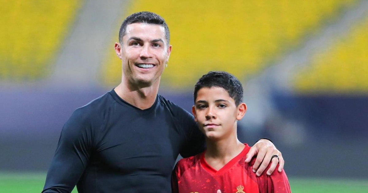 جونيور ابن كريستيانو رونالدو يتجول بالزي السعودي