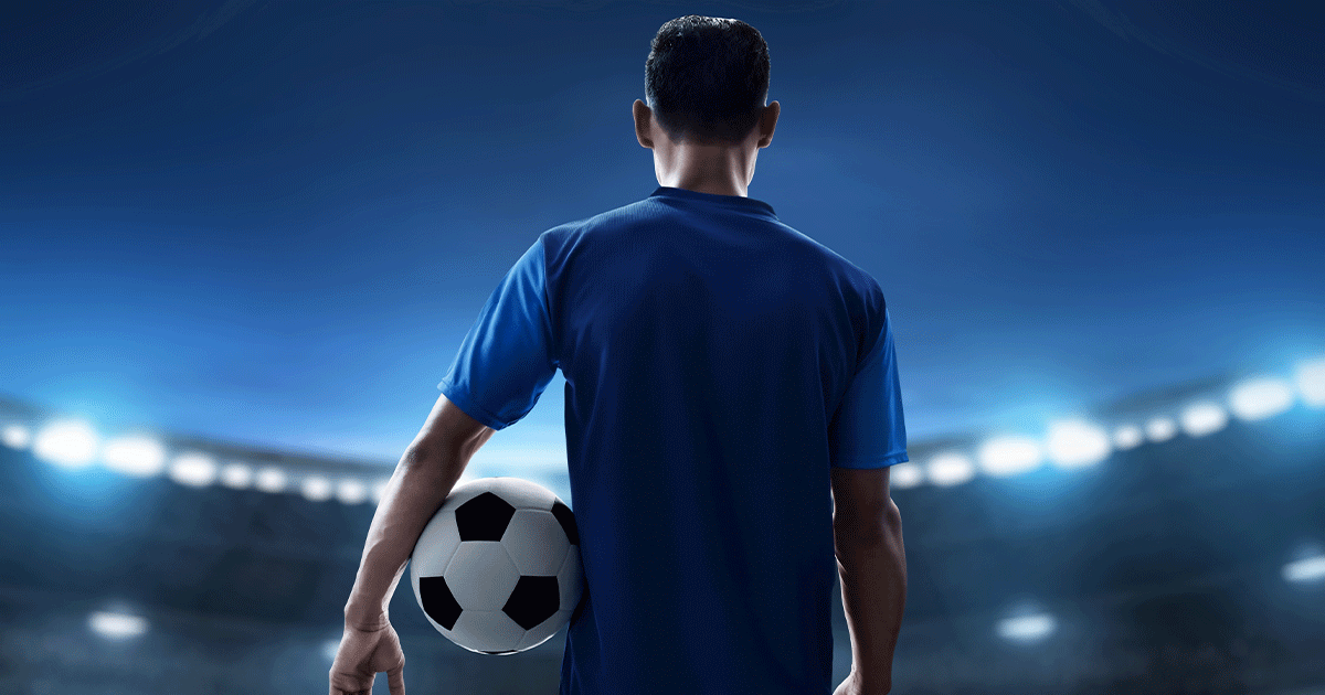 تفاصيل قصة لاعب سابق في المنتخب وأندية سعودية شهيرة طرد أمه وأخته من منزله بسبب زوجته!