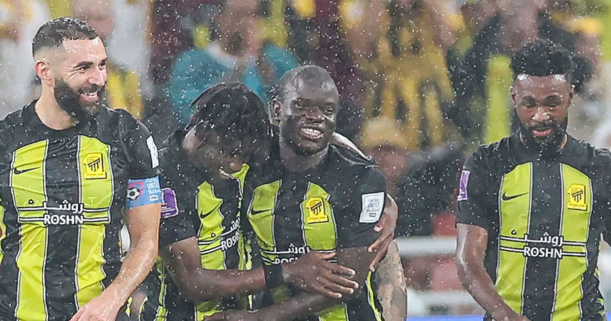 طريقة احتفال لاعب اتحاد جدة بهدف زميله كريم بنزيما أمام أوكلاند سيتي
